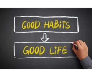 Kara tahtada "Good habits → Good life" yazısı: iyi alışkanlıklar, iyi bir hayat