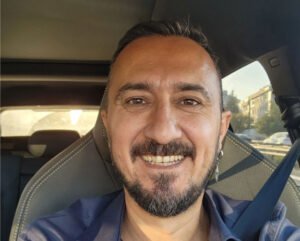 Arabada selfie çeken gülümseyen adam
