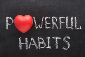 Kara tahtada kalp çizimiyle yazılmış "Powerful Habits" yazısı