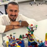 Masada LEGO modelleriyle gülümseyen adam