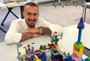 Masada LEGO modelleriyle gülümseyen adam